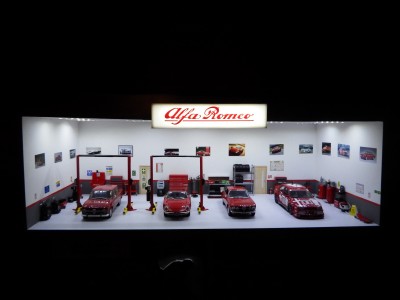 1-18 Alfa Romeo Garage Diorama 004.JPG