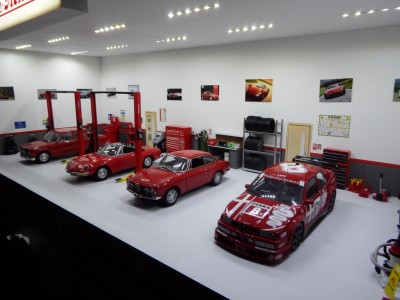 1-18 Alfa Romeo Garage Diorama 005.JPG