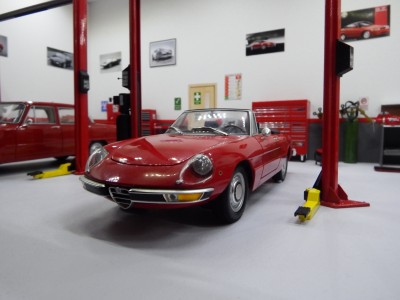 1-18 Alfa Romeo Garage Diorama 008.JPG