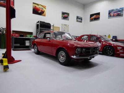 1-18 Alfa Romeo Garage Diorama 009.JPG