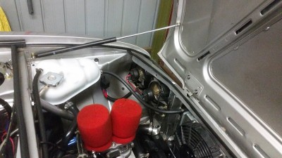 Gas strut bonnet