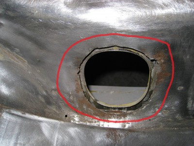 IMG_2987 NS inner wing fuel filler neck apeture rust damaged at edges.jpg